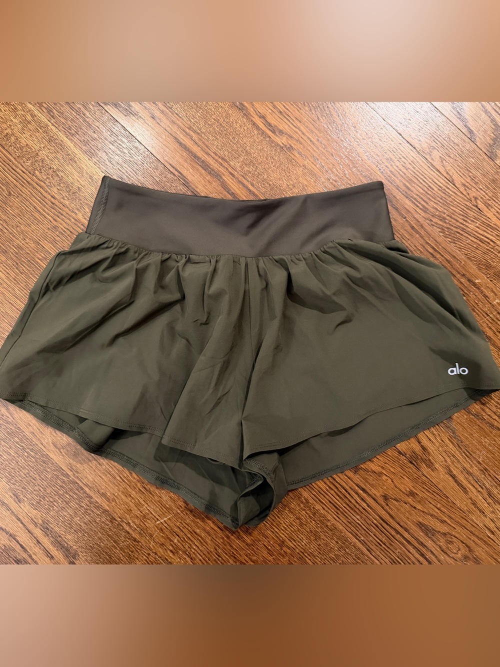 ALO Yoga Women’s Victory Running Short Green Olive Medium